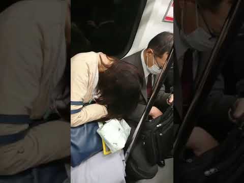 電車で寝ていてもたれ掛かってきた女性の頭を携帯で叩く男の動画がアップロードされ炎上 政治知新