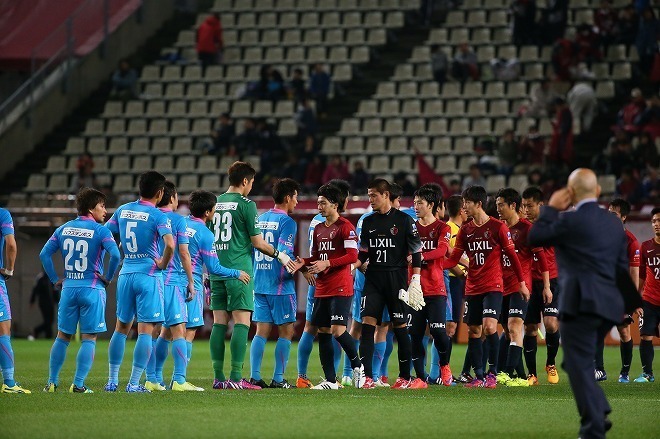 サッカー 中国の大会で優勝した韓国 選手が優勝カップ踏みつける 全選手が頭下げ謝罪する事態に 政治知新